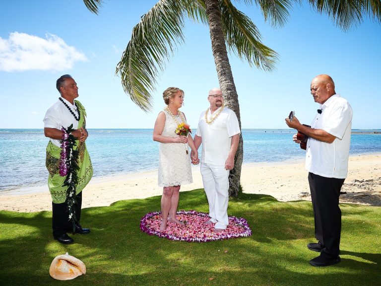 Hawaii wedding & vow renewal ukulele musician.